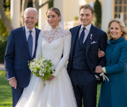 Joe Biden 28 éves unokája férjhez ment: a gyönyörű Naomi úgy ragyogott csodaszép esküvői ruhájában, akár egy hercegnő