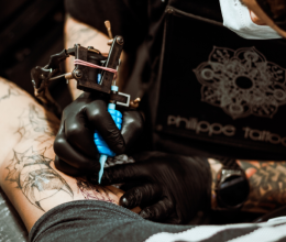 Egy tetoválóművész szerint soha nem szabadna magadra tetováltatni a gyermeked nevét, ezzel indokolja az erős kijelentést