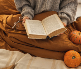 Kezdődhet az őszi bekuckózás - ezt a 11 könyvet ajánljuk hozzá