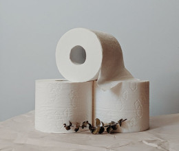 A bosszantó szagok ellen: innovatív fürdőszobai szagsemlegesítés toalettpapírral
