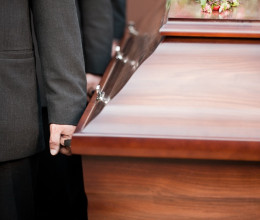 Napi bizarr: minden nyolcadik férfi óvszert is visz magával, ha temetésre megy - de mi az oka?