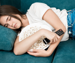 Riasztó dologra figyelmeztet a szakértő: ezért ne aludj el soha a tévé előtt