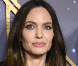 Angelina Jolie nem mindennapi ajándékkal lepte meg egykori férjét - saját vérét rejtette a medálba a világhírű színésznő