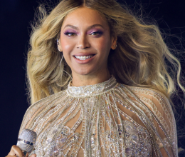 Beyoncé sosem viselt még ilyen különleges ruhát: az énekesnő szó szerint két lábon járó gyémántként tündökölt – fotók