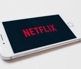 A magyarok imádják, hogy Brooke Shields visszatért a Netflixen, így tarol is a romantikus vígjátéka