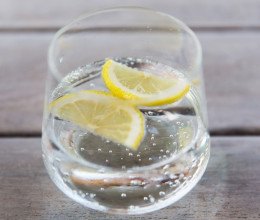 Tényleg jó, ha minden nap citromos vizet iszunk? Vallottak a szakértők, kiderült, miért mi igaz és mi nem a „csodakeverék” hatásairól