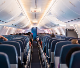 Elborzadt a lány, amikor a stewardess letett a mellette lévő ülésre valami egészen furcsa dolgot - Videó