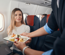 Ezeket az italokat és ételeket mindenképpen kerüld el repülés előtt!
