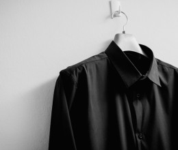 200 forintodba kerül: soha többé nem fognak kifakulni mosás közben a fekete ruhák, ha beveted ezt a filléres csodaszert