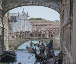 Velence besokallt: Júniustól kitiltják a városból a nagyobb turistacsoportokat