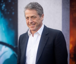 Hugh Grant 19 évvel fiatalabb felesége mindenkit elbűvölt: a gyönyörű Anna leopárdmintás ruhában tündökölt a vörös szőnyegen - Fotók