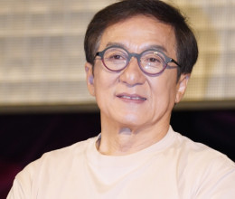 Ő Jackie Chan ritkán látott felesége: a színész 42 éve rajong a nőért, aki fiatalon olyan szép volt, hogy bomlottak utána a férfiak