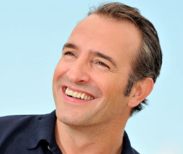 Túl az 50-en, szakállasan is szemtelenül jóképű a franciák kedvenc színésze: Jean Dujardin sármosabb, mint valaha – fotók 