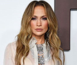 Rémes divatbakival sokkolt Jennifer Lopez: a színésznő felvette a valaha létezett legrondább nadrágot