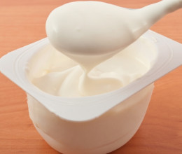 Soha ne öntsd le a joghurt vagy a tejföl tetején lévő folyadékot: az orvos szerint nagyon rosszat csinálsz azzal, ha mégis így teszel