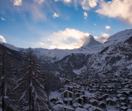 Hárman már biztosan odavesztek: lavina sodort el embereket a svájci Alpokban