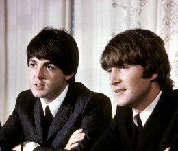 A rajongók máris imádják őket: közös dallal rukkoltak elő Paul McCartney és John Lennon fiai 