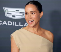 Kínos videó: Meghan Markle annyira belefeledkezett a pózolásba, hogy ki kellett tessékelni a kamerák kereszttüzéből 