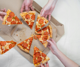 Így melegítsd újra a pizzát, hogy friss és ropogós maradjon - Ezentúl sosem fogod másként csinálni!