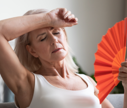 Hogyan kezdődik és mikor ér véget a menopauza: Ezekre a tünetekre érdemes figyelni!