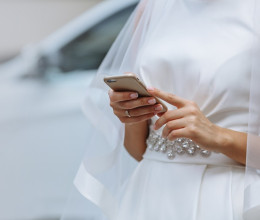 Az esküvői ceremónia után fél órával sokkoló SMS-t talált a gratuláló üzenetek között a menyasszony: a főnökétől érkezett