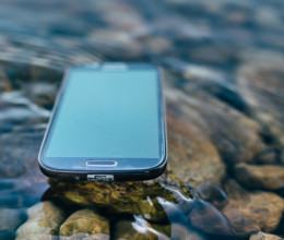 Két hét múlva halászta ki a vízből a mobilját a srác: lélegzetelállító videó volt rajta