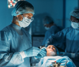 Életmentő oka van: ezért viselnek az orvosok kék vagy zöld köpenyt műtét közben