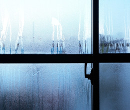Így előzheted meg pofonegyszerűen a páralecsapódást az ablakokon: hatalmas károkat is okozhat a nedvesség, ha nem szünteted meg