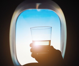 Ennek az italnak teljesen más az íze, ha repülőn fogyasztjuk: hihetetlen, mi okozza