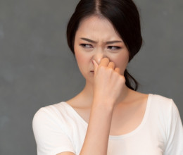 Soha ne hagyd figyelmen kívül ezt a fura szagot a lakásban: költséges probléma jele lehet, amire az egészséged is rámehet!
