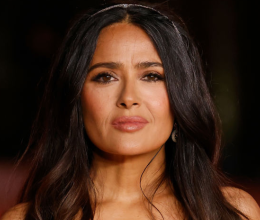 Mi ezt nem oda szoktuk kenni! Furcsa, mit használ az ősz hajszálak eltüntetésére Salma Hayek 