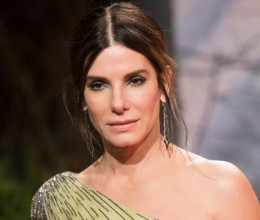 Csodát művel Sandra Bullock bőrével ez a bizarr szokás: őrület, mivel kenegeti az arcát a színésznő