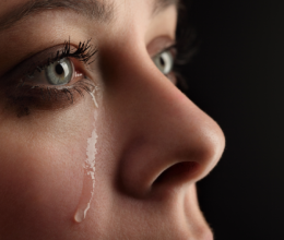 Ezentúl érdemes fékezni a könnyeket - Ilyen hatással van a sírás bőrünkre