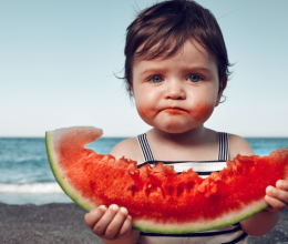 Gyermekkel a vízparton: Így lehet biztonságos a nyaralás a szakértő szerint