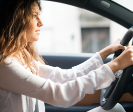 Azonnal pánikba esel, ha volán mögé ülsz? Mutatjuk, hogyan győzheted le a vezetés miatti szorongást