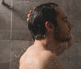 Sokk a zuhany alatt: undorító, milyen lénnyel zuhanyozott együtt a férfi