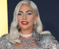 Plüssmedvével dobták fejbe a koncertező Lady Gagát: az énekesnő reakciójára nincsenek szavak - Videó