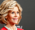 Leborulunk a 84 éves Jane Fonda stílusa előtt: ultratrendi szettben jelent meg a színésznő