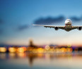 Egekben a repülőjegyek ára, miközben egyre több a késés és a járattörlés az európai reptereken