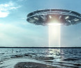 Lidérces videó: alakzatban lebegő UFO-kat szúrtak ki a tenger felett