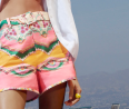 Itt az elegáns mintás rövidnadrág, ami egyből feldob minden nyári öltözéket 