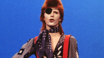 Fény derült a titokra: drámai oka van, miért viselt fekete szemkötőt David Bowie