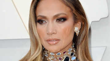 Jennifer Lopez dögösebb, mint valaha: szexi pink sportszettben mutatta meg tökéletes testét