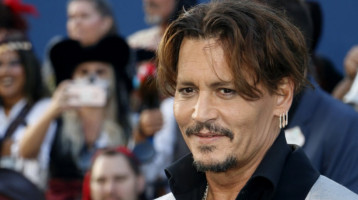 Elcsigázott tekintet, kopott farmer és leharcolt edzőcipő: Johnny Depp új külsejére még a rajongók sem találnak szavakat - Fotók