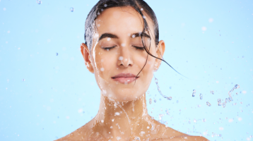 Elő a szódával: Így reagál az arcbőröd, ha szénsavas vízzel mosod meg!