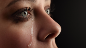 Ezentúl érdemes fékezni a könnyeket - Ilyen hatással van a sírás bőrünkre